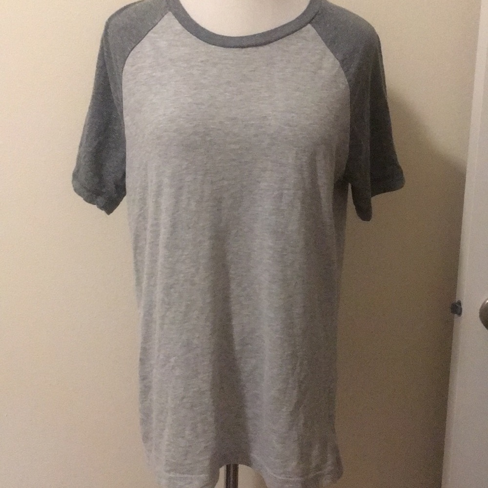 (Free with bundle) Basic T-shirt